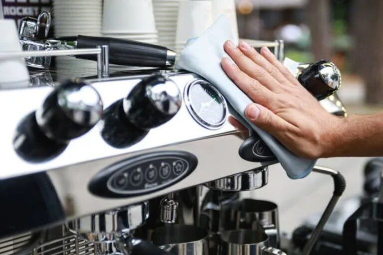 Limpieza y Mantenimiento Profesional de Equipos de Cafetería.